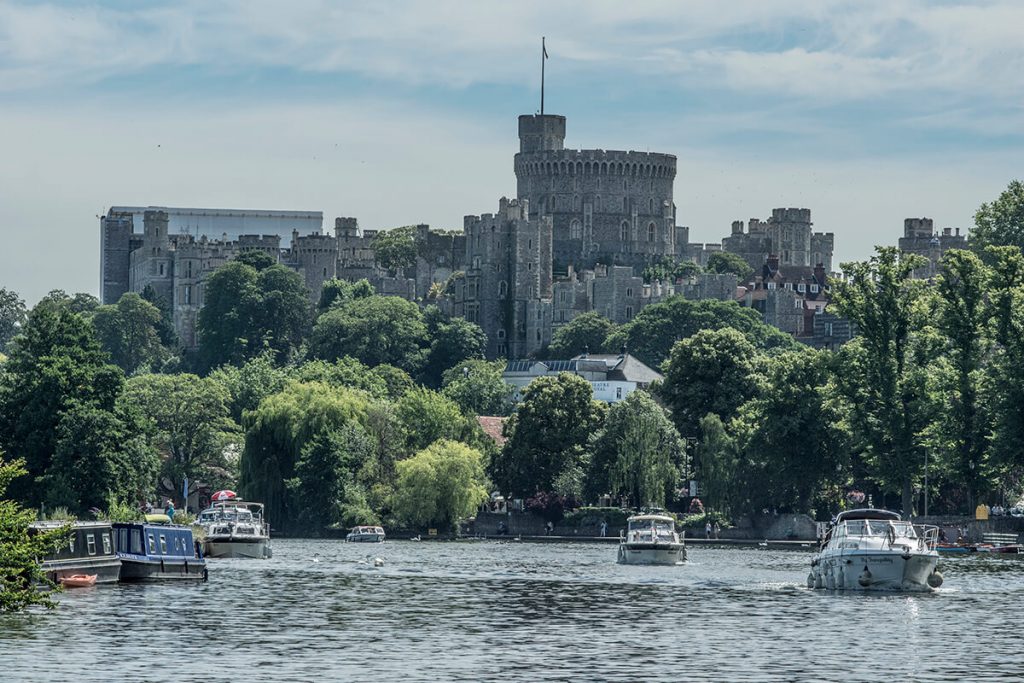 http://www.momentoflife.com/walkthrough/windsor-castle-walkthrough-england/